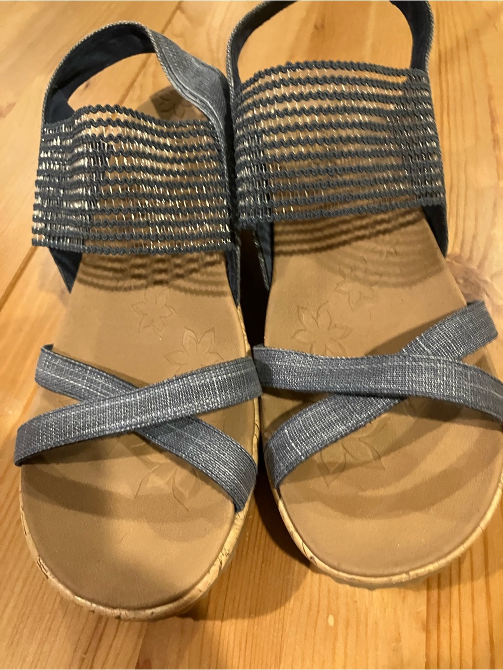 Never Worn Sketchers Luxe Foam Size 9 Women's Blue Denim Chambray Sandals 2.25”